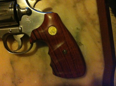 Se vende este fantasticio revolver, muy cuidado y con muy pocos disparos, siempre guardado en el armero, 11