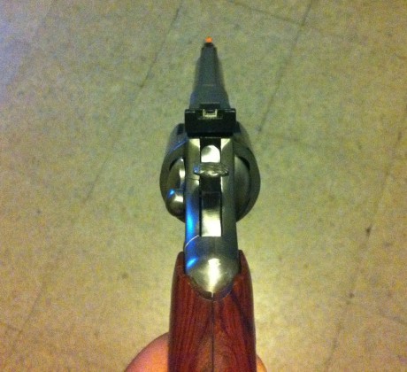 Se vende este fantasticio revolver, muy cuidado y con muy pocos disparos, siempre guardado en el armero, 10