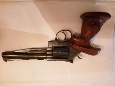 Vendo revolver Llama Olímpic 6" 38 spl 
de un buen amigo 
En muy buen estado 350€ 
Tlf 693060238 01