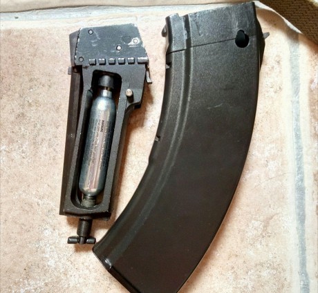 vendo este ak47 de co2 calibre 4,5 metalico hecho a partir de piezas originales, incluye la correa y kit 21