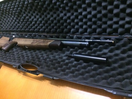 Se vende esta preciosa carabina del 4.5 air arms nogal
totalmente a estreno,moderador  y air striper
maleta 02