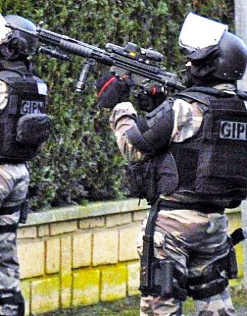 Que los terroristas lleven AKs y Chalecos antibalas es ya un hecho. La policia no puede ir "solo" 111