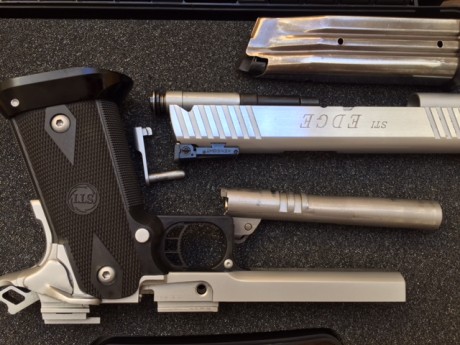 Hola,

Vendo estupenda Sti Edge de 9 mm en color cromo por retirada de licencia al no cumplir con las 00