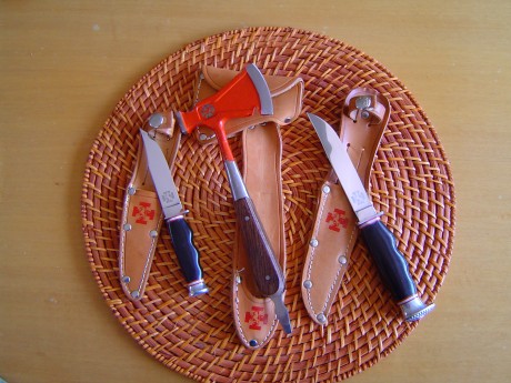 Hola a todos, rebuscado entre las cosas del abuelo encontré este cuchillo. Es muy parecido a los de la 51