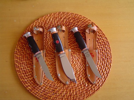 Hola a todos, rebuscado entre las cosas del abuelo encontré este cuchillo. Es muy parecido a los de la 50