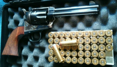 mis 2 revolver guiados en AE con sus certificados ,,

- REVOLVER UBERTI 1873 44-40 CON 30 DISPAROS EFECTUADOS 10
