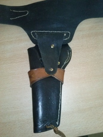 Vendo funda de cuero de cuero,el unico uso que  ha tenido es de adorno,cuero grueso y de calidad,longitud 12