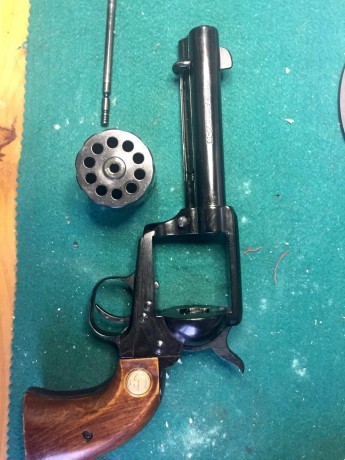 Revolver 1873 SAA 22-10 con tambor de 10 balas del 22lr del fabricante Chiappafirearms.
Guiado con AE. 00