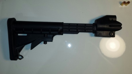 Es un accesorio que formaba parte de un arma que compré. Es de metal a excepción de la culata que es de 00