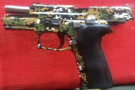 Sig Sauer P-228 al SO, 
-Cachas E2 grips.
-sistema de disparo SRT
-Mira de fibra.
-Tres cargadores.
-Acabado 11