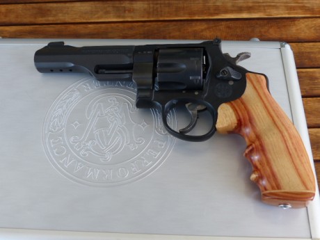 Vendo Revolver Smith & Wesson MOD. 327-TRR8 de 8 tiros prácticamente nuevo solamente 3 cajas tiradas 02