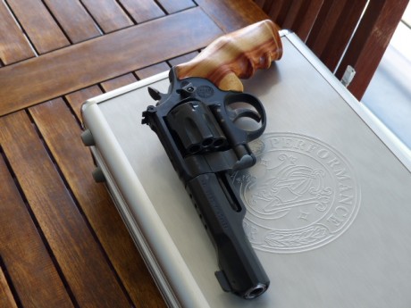 Vendo Revolver Smith & Wesson MOD. 327-TRR8 de 8 tiros prácticamente nuevo solamente 3 cajas tiradas 01