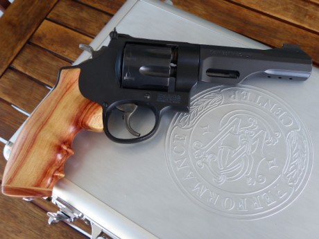 Vendo Revolver Smith & Wesson MOD. 327-TRR8 de 8 tiros prácticamente nuevo solamente 3 cajas tiradas 00