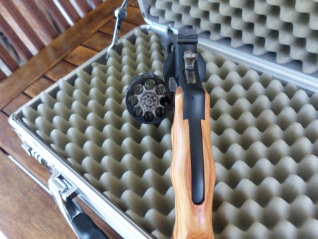 Vendo Revolver Smith & Wesson MOD. 327-TRR8 de 8 tiros prácticamente nuevo solamente 3 cajas tiradas 12