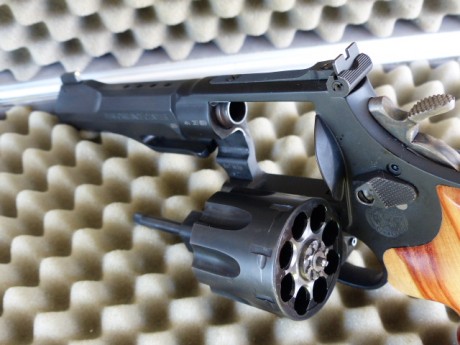 Vendo Revolver Smith & Wesson MOD. 327-TRR8 de 8 tiros prácticamente nuevo solamente 3 cajas tiradas 11