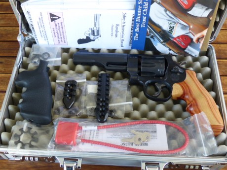 Vendo Revolver Smith & Wesson MOD. 327-TRR8 de 8 tiros prácticamente nuevo solamente 3 cajas tiradas 10
