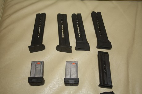 Ya sólo quedan los dos cargadores de arriba a la izquierda  en la foto son de Sig Sauer, modelo mosquito.

El 00