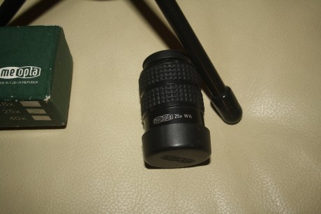 El estado estético no es el mejor, pero funciona perfectamente, con dos oculares uno de 40 aumentos, ideal 00