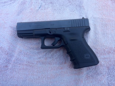 Vendo Glock 19 en perfecto estado con dos cargadores, sin marcas de uso, la pistola no debe de tener más 02
