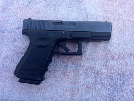 Vendo Glock 19 en perfecto estado con dos cargadores, sin marcas de uso, la pistola no debe de tener más 01