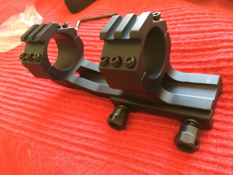 Vendo montura BURRIS para visor con tubo de 30mm, nuevo a estrenar.lleva Rail encima para poner un Docter 01