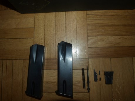 Vendo conjunto de dos cargadores,alza micrometrica, aguja percutora con su muelle y uña extractora con 20