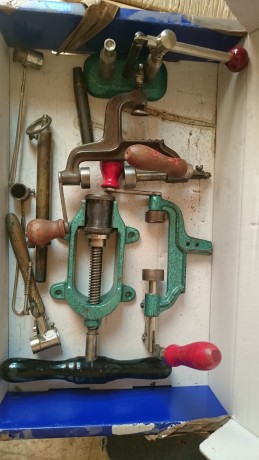 Vendo, o cambio por cartuchos, los útiles de recarga de cartuchos calibre 12 que se ven en la foto, hay 00