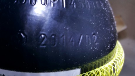 Quito esta botella por no usar, esta practicamente nueva, aun conserva aire de su primera y única carga, 00