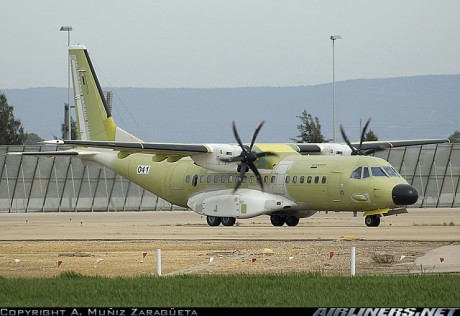 Indagando por ahí he encontrado información e imágenes de aviones españoles sirviendo en destinos poco 100