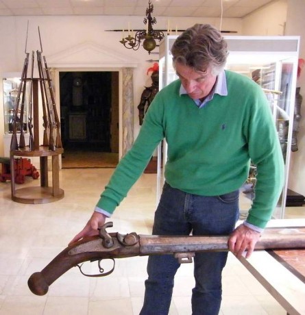 Esto parece una broma de despedida de soltero pero es una arma de verdad. Tiene las marcas de Lieja y 11