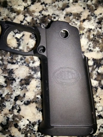 Solo 50 disparos, osea solo estrenada. Vendo por no acomodarme a ella. Para manos pequeñas. Precio nueva... 81