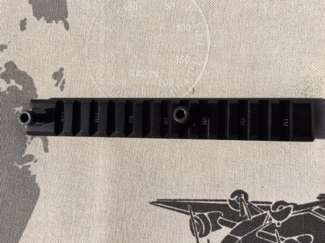 Me sobran estas piezas:
2 carriles picatinny con sus tornillos a 10eur, a estrenar.
2 piezas adaptador 02