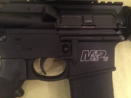 Vendo rifle semiautomático AR Smith & Wesson MP15 300 Blackout. 1100 € + portes. El rifle se encuentra 11
