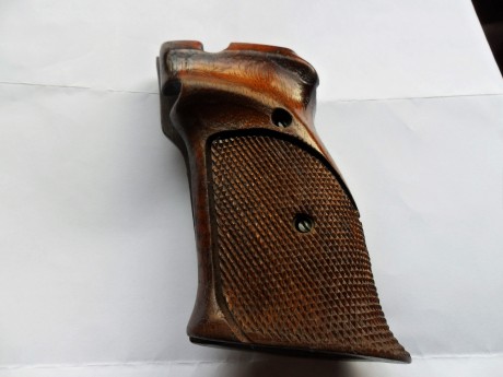 Vendo las cachas originales de la S&W modelo 41 tornillos incluidos por 35 €. Se encuentran en Tarragona.

Saludos. 02