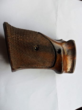 Vendo las cachas originales de la S&W modelo 41 tornillos incluidos por 35 €. Se encuentran en Tarragona.

Saludos. 01