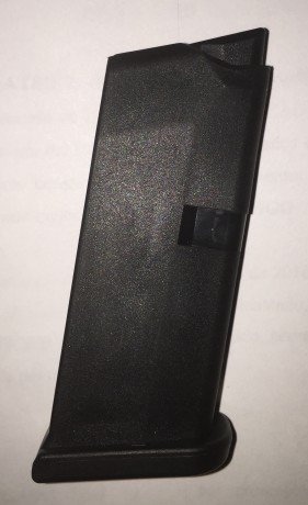 Se VENDE cargador original, totalmente a estrenar (sólo ha estado de exposición), para pistolas GLOCK 00