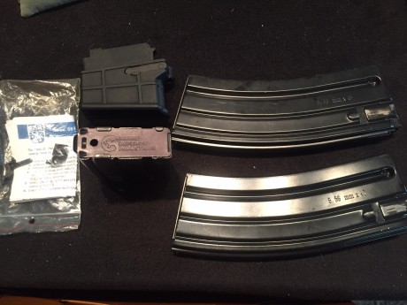 Se vende adaptador para que el VZ58 pueda usar cargadores 222r de la plataforma AR15, asimismo 3 cargadores 00