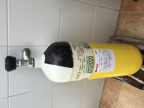 Hola, vendo botella aire comprimido de composite MSA, 300 bares, 6,9 litros, muy ligera (4,2 kgs).Fabricada 00