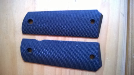   

Cachas en plastico para modelos tipo 1911, estado nuevo. 35€ (no son Chinas). 01