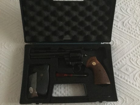 Una maravilla, muy bien cuidado, empuñadura original y otra de neopreno. Tres puntos de Mira incluidos. 02