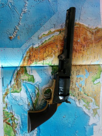 Salvo error, el modelo concreto es éste:

https://www.pietta.us/products/Muzzleloadinguns/Navy/gallery/Navy_1851_09.html

El 02