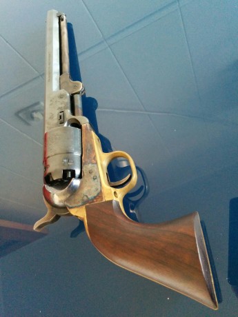 Salvo error, el modelo concreto es éste:

https://www.pietta.us/products/Muzzleloadinguns/Navy/gallery/Navy_1851_09.html

El 00