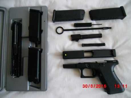 Es una ventaja ,tienes dos armas ,pero guiadas como una. Ademas es mas economico entrenar con la municion 00