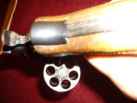 Se pone en venta esta magnifica arma:
Revólver LLama, calibre .38" spl., de 6 pulgadas, apto para 01