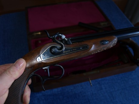 Vendo una Caja de duelo modelo de pistolas, F. Rochatte á Paris, Cal. 45, de lujo grabadas tanto madera 00