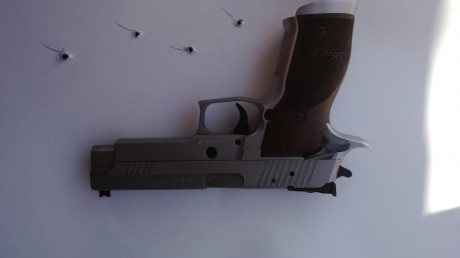 Un compañero de mi club quiere vender esta arma

entrega con todo lo que traia de casa.

Guiada en F  02