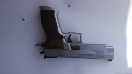 Un compañero de mi club quiere vender esta arma

entrega con todo lo que traia de casa.

Guiada en F  01