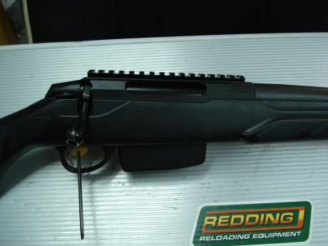 Vendo rifle t3 tactical, calibre 300wm, carril picatiny de 20 moas,  freno de boca hecho por armero, esta 01