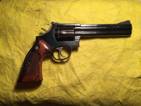 Vendo revolver s & w , cal 357 , color negro , seis pulgadas , seminuevo, se ha disparado muy poco 00