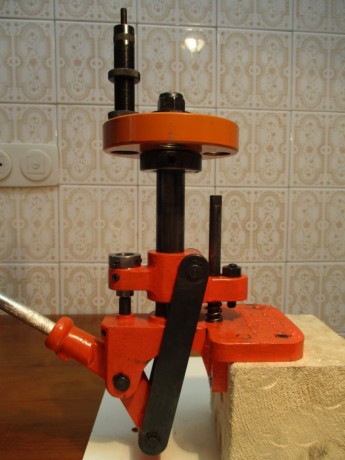 Prensa semiprogresiva Lyman Tru Line Jr. Incluye torreta aftermarket para dies convencionales (7/8 14), 21